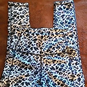 NWOT ZYIA black & white leopard exercise leggings M